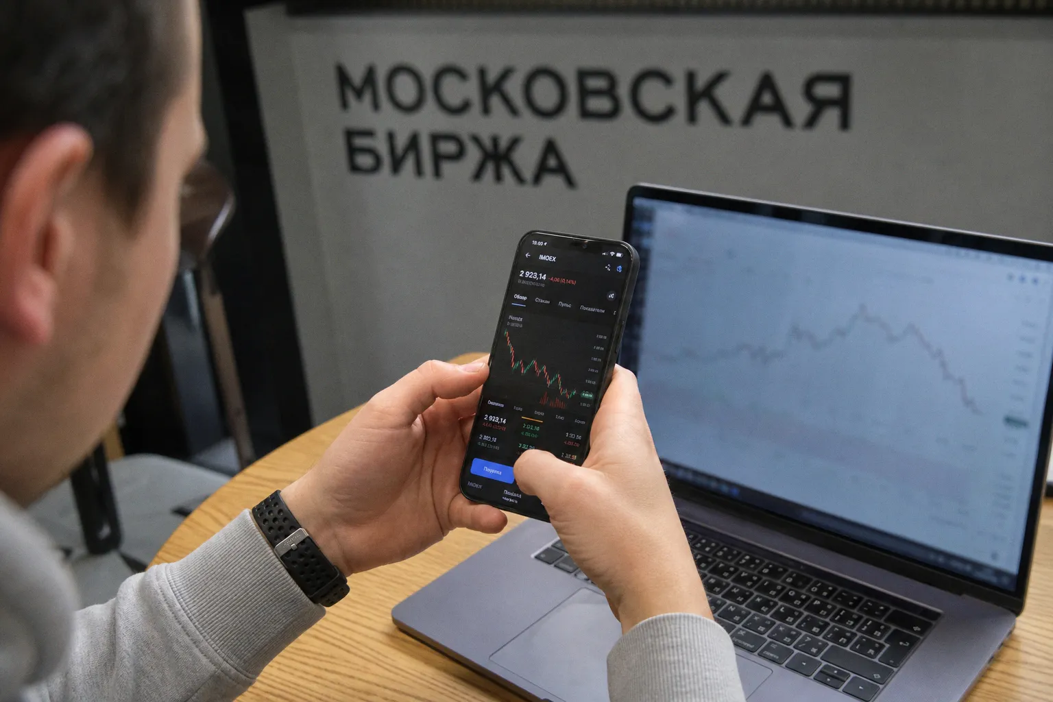 Почему стратегия «купи и держи» на Мосбирже проигрывает американскому рынку